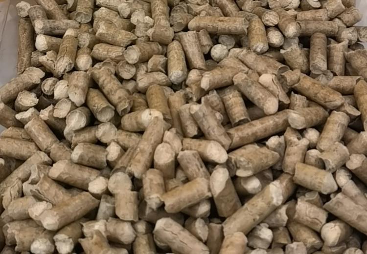新型清洁燃料登场！花生壳与霉变秸秆制粒，可替代煤电气，用于锅炉取暖及化铁化铝