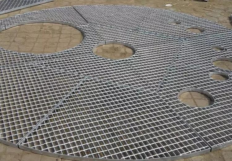 异形钢格板：形状依需求而定，化工厂多圆形、污水厂多扇形，制造有机器压焊与手工焊接