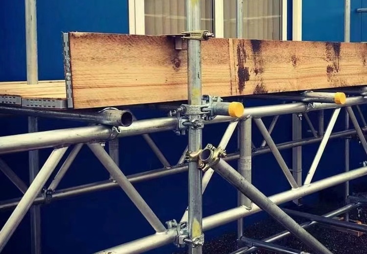 英式转向扣件：Q235碳钢材质，多优势保障建筑脚手架搭建灵活稳定，应用广泛