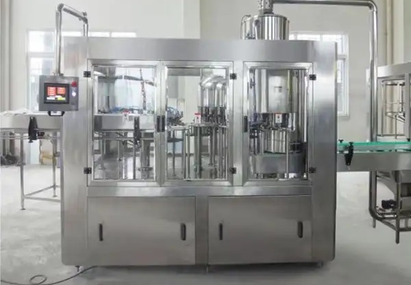 冲洗、灌装、封口三合一饮用水灌装设备