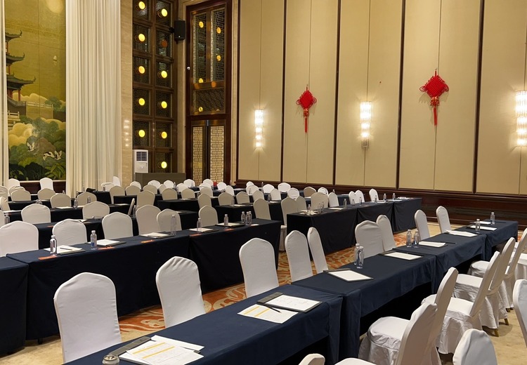 赣州宴请！8 个豪华包厢、9 个会议室，宴会场地可容 150 桌，一站式服务超省心