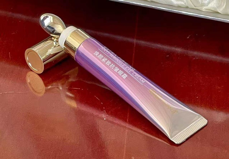 抗皱眼霜，为眼部肌肤撑起保护伞，淡化细纹，重焕眼部青春光彩，让双眸更显灵动有神！