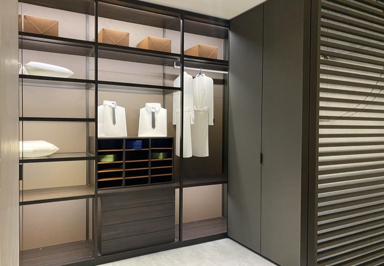 现代轻奢风格的衣帽间