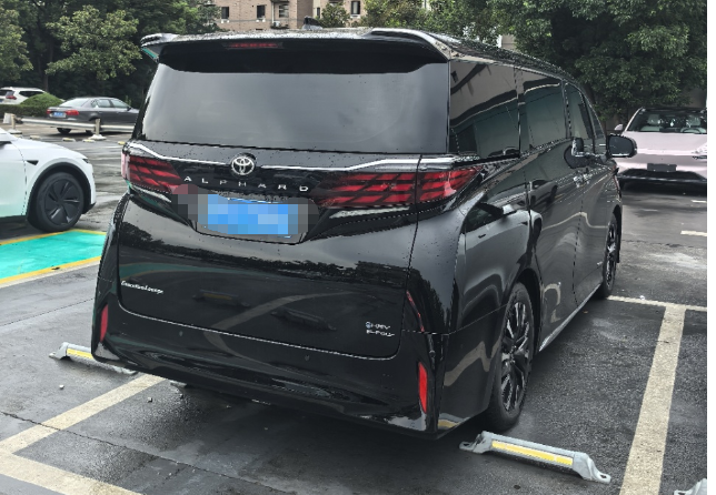 丰田MPV：亚洲豪华MPV销量王者，售价近百万，座椅功能丰富，滑轨超长成身份象征