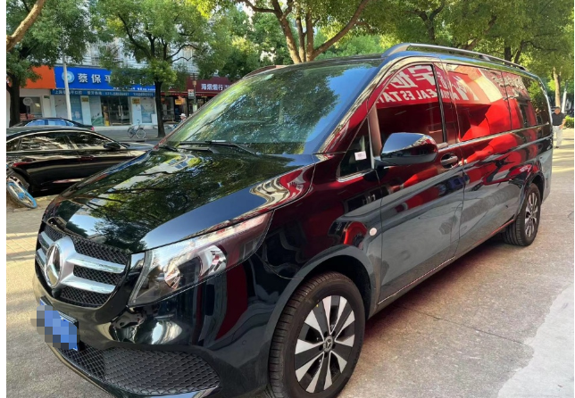 23款奔驰9座侧面