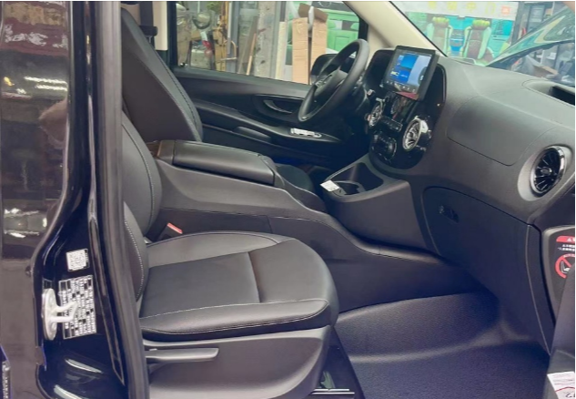 23款奔驰9座侧面前排