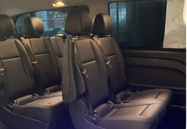 23款奔驰9座侧面后排