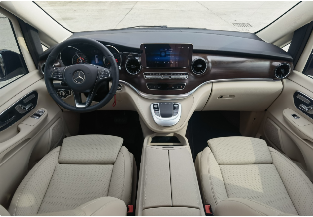 23款奔驰V26内部前排