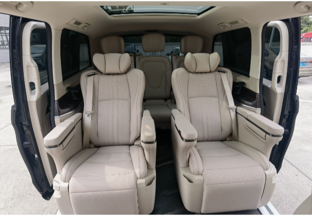 23款奔驰V26内部后排