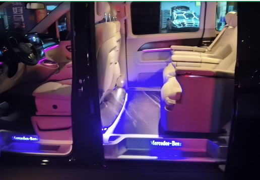 23款奔驰V26内部后排