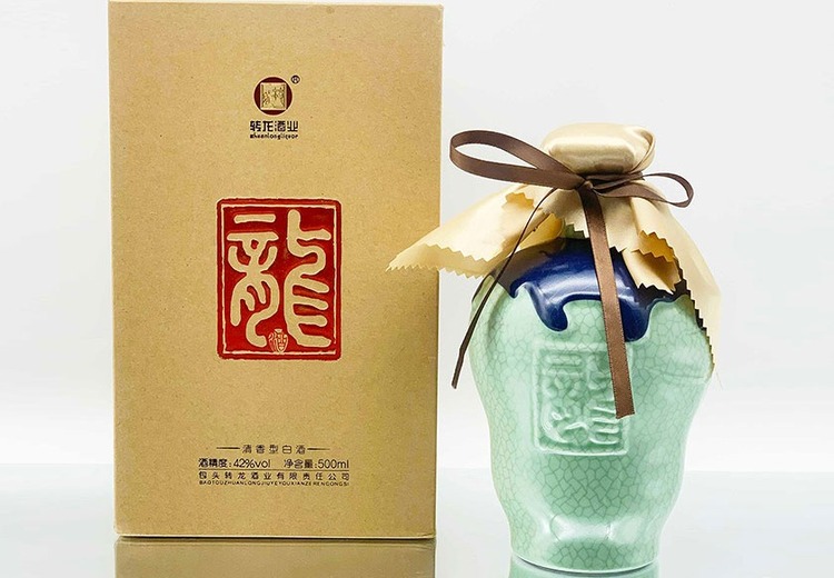 42°龙酒震撼登场！独特口感与非凡品质交融，带你领略别样饮酒体验！