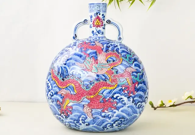 明宣德青花五彩海水龙纹抱月瓶