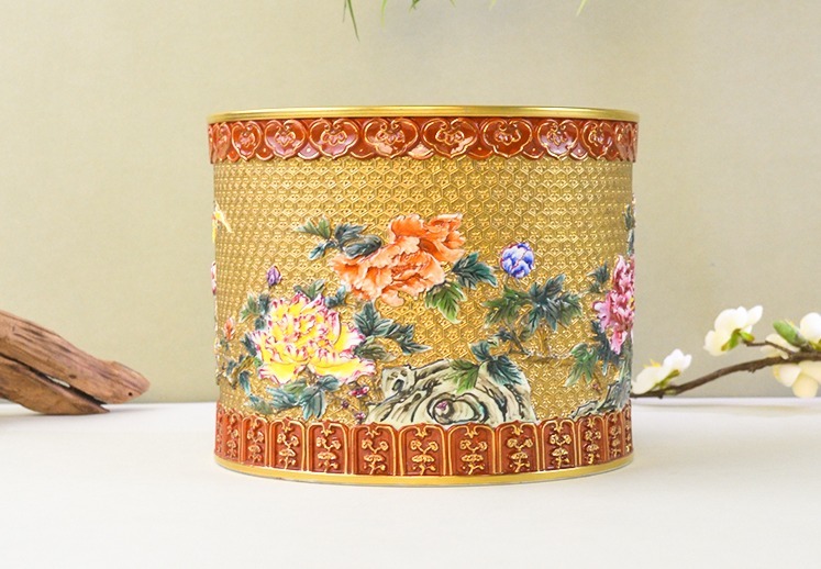 御制神品 清粉彩雕瓷花卉纹笔筒