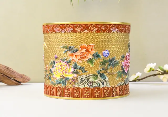 御制神品 清粉彩雕瓷花卉纹笔筒