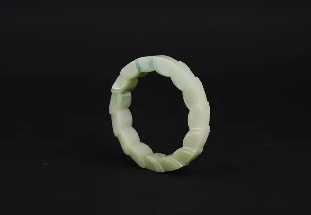 翡翠“清白有节”时尚玉手镯