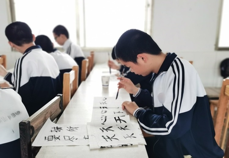 学书法育德赋能，新起点教育助力10 - 18岁叛逆青少年摆脱网瘾厌学等问题