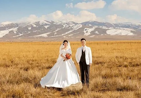 青海蒙娜丽莎雪山牧场氛围感婚照：定格旷野温柔爱意，拍出电影般高级质感大片