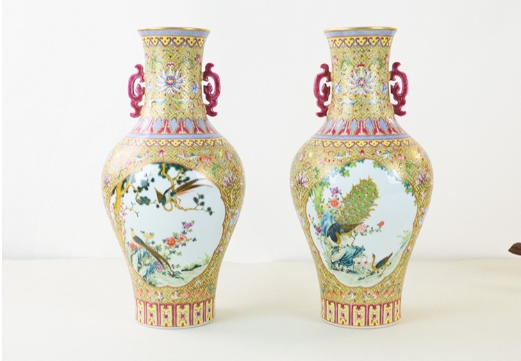 清雍正本金珐琅彩开窗花鸟纹双耳瓶