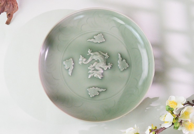 典藏级｜龙泉窑青釉堆塑云龙纹大盘