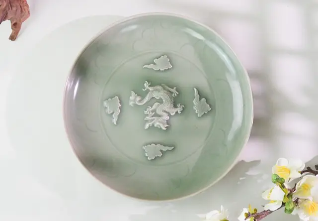 典藏级｜龙泉窑青釉堆塑云龙纹大盘