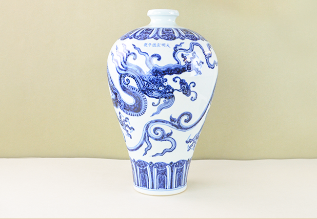 明宣德青花夔龙纹梅瓶