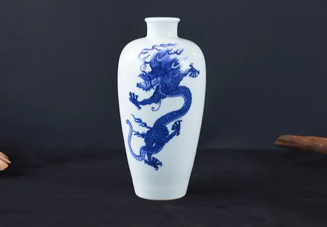 大清康熙官窑青花龙纹梅瓶