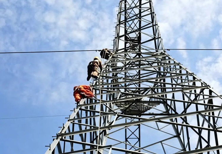 铁塔拆除施工：以中心为基准搭建作业平台，遵循从上到下原则杜绝交叉作业