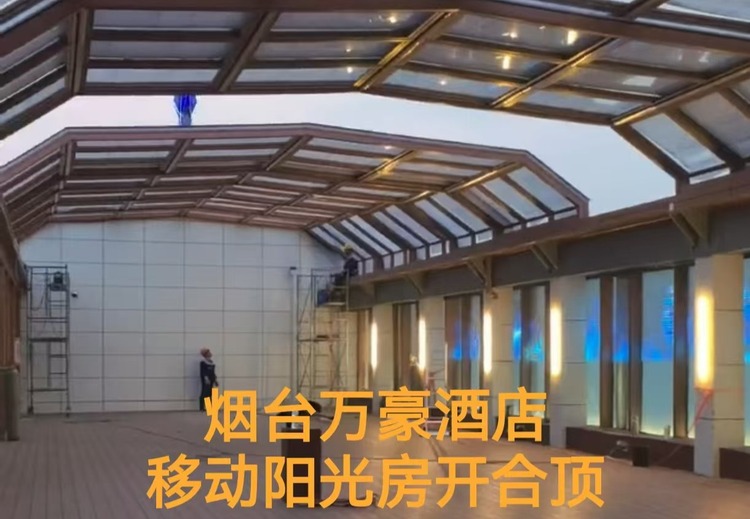 三张特色图片展示，涵盖不同场景与风格，带来独特视觉体验