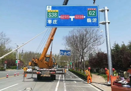高速公路标志牌：多功能指示保障交通安全，遵循多原则设置于高速两侧与分隔带
