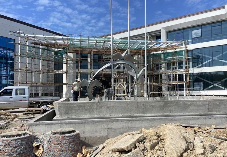 不锈钢雕塑：以独特金属质感与持久性能，成当代城市景观不可或缺的多元艺术符号
