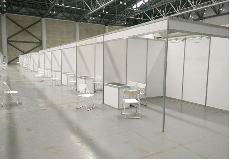 标准展位规格详情：面积3m×3m或2m×3m，高2.5m，配楣板，铝合金框架装三面墙板