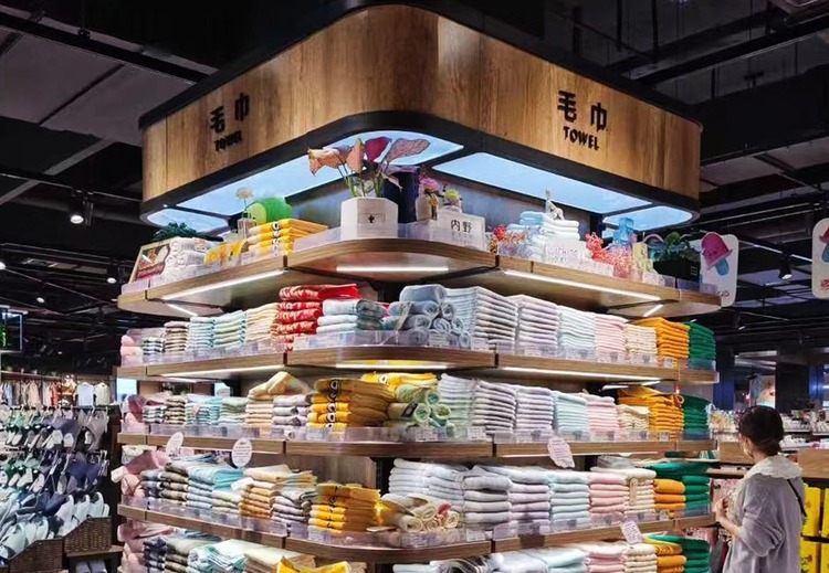 超市美陈新选择：包柱货架，巧妙利用空间，提升购物氛围与商品展示效果