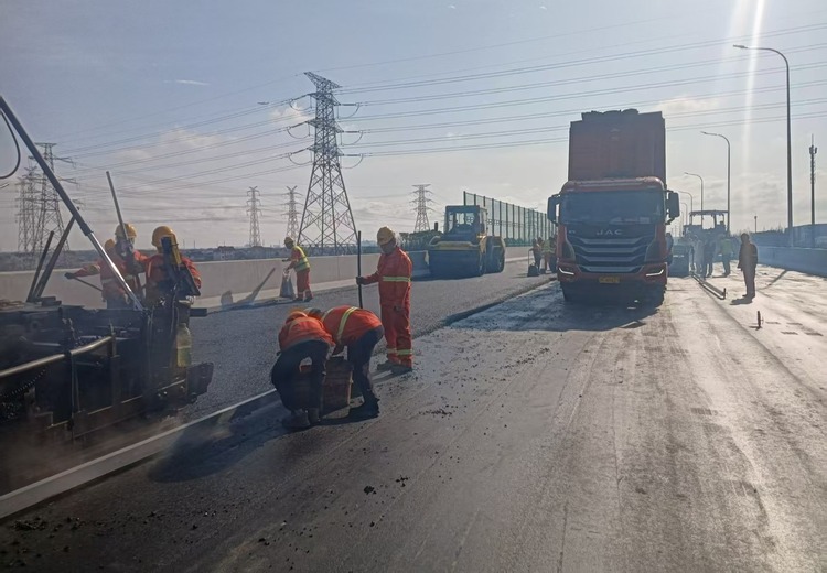 道路养护新举措：铣刨加罩技术助力路面焕新，提升行车舒适度与安全性