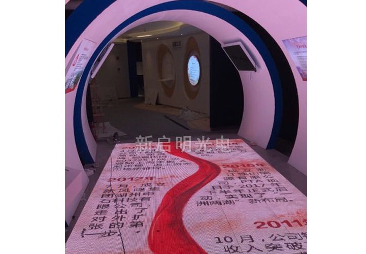 LED 地砖显示屏：抗压防滑、色彩流畅，多场景适配，融合视觉与互动的热门显示方案