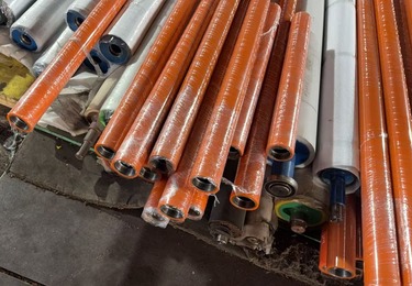 如何定期检查聚氨酯胶辊表面胶层磨损情况？