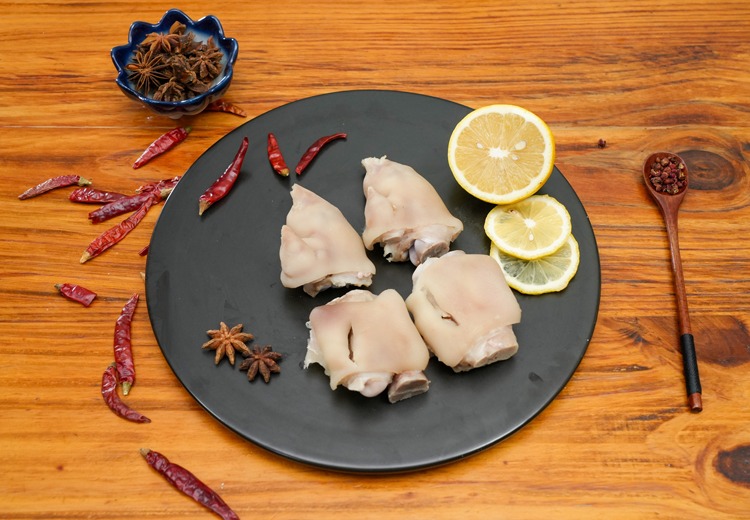 《焯水去腥，开启美味四全蹄烹饪之旅！鲜香美味，做法简单一学就会》