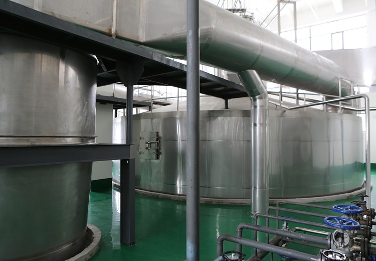 干燥塔与浓缩蒸发器工作原理：干燥塔热交换制粉，浓缩蒸发器加热浓缩料液