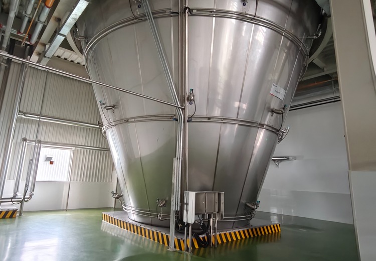干燥塔与浓缩蒸发器工作流程：干燥塔热交换制粉，浓缩蒸发器分离蒸汽浓缩物料
