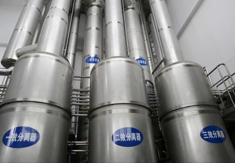 干燥塔与浓缩蒸发器工作流程：干燥塔热交换出粉末，浓缩蒸发器加热浓缩物料
