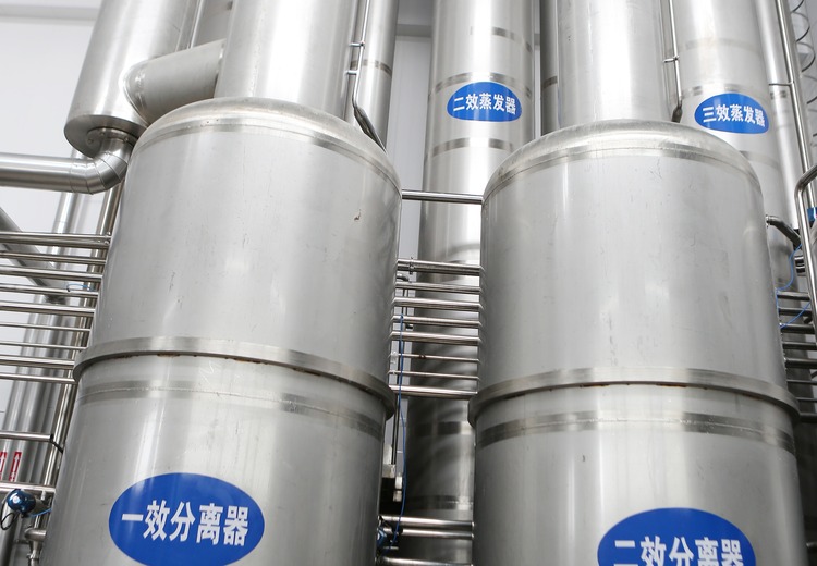 干燥塔与浓缩蒸发器工作流程：干燥塔热交换制粉，浓缩蒸发器加热浓缩料液