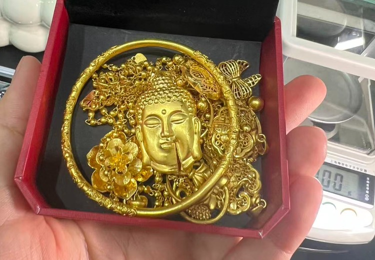 十年本地老店，一站式回收贵金属、珠宝、奢侈品！专业鉴定，免费服务，透明交易！