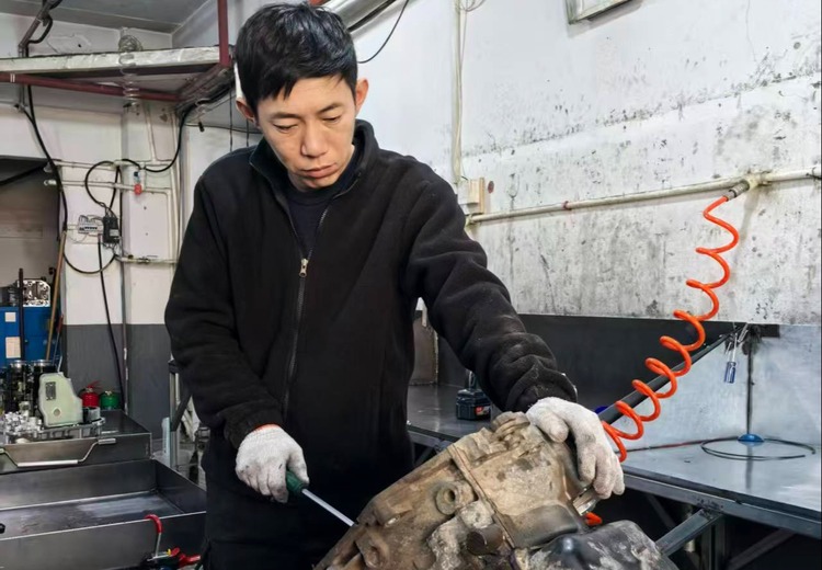 专业变速箱维修：专注AT、CVT、DSG，一站式服务解决故障，维修后稳定性高