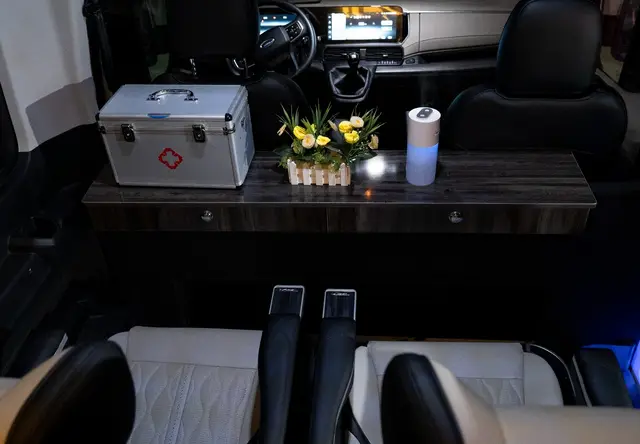 敦煌天佑福特头等舱用车