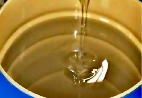 油性绝缘漆：性能稳定适用于传统工业，高 VOC 需严格防火防爆