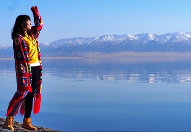 赛里木湖湖畔旅拍，赴一场雪山与湖水的浪漫之约