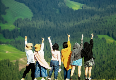 伊犁草原闺蜜团打卡，赴一场天山治愈之约