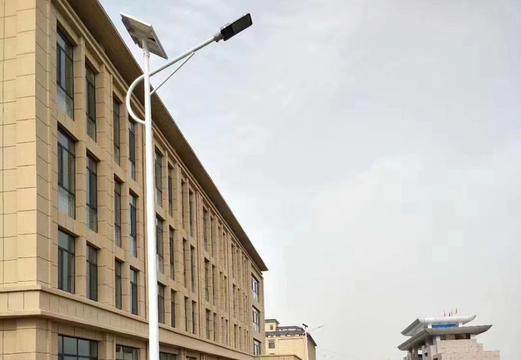 太阳能路灯五大核心部件揭秘：光伏板免市电，多部件解决传统路灯痛点