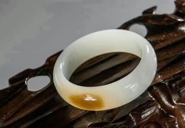 和田玉糖白镯，天然俏色温润雅致