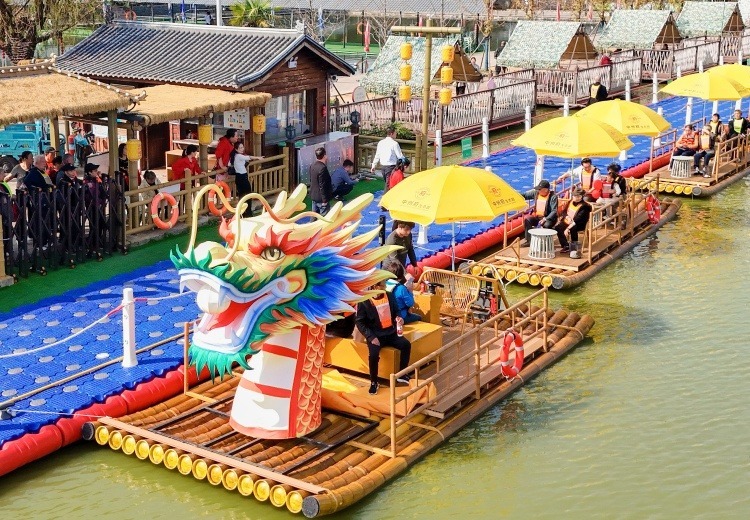 特色龙头竹筏，安全舒适漫游园区湖景！适配多元场景，开启悠闲惬意水上之旅