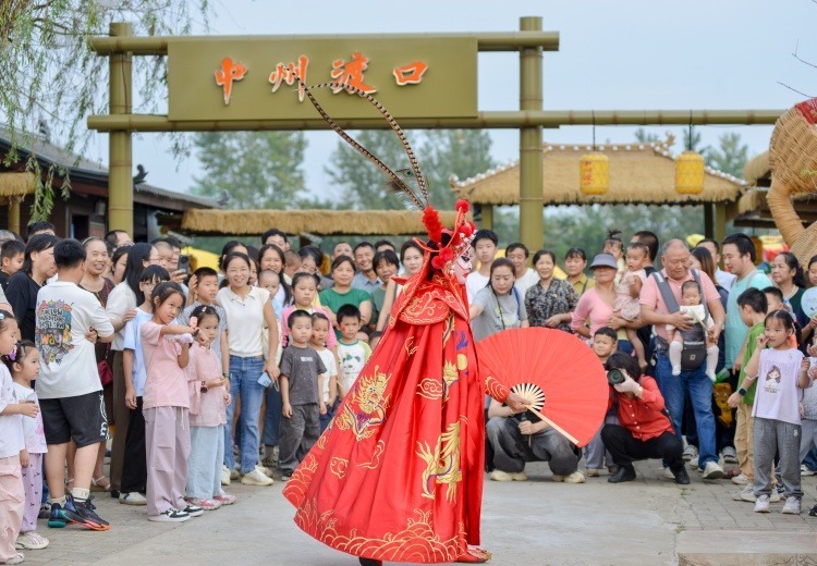 沉浸式街头互动！川剧变脸巡游演出适配多元场景，融合文旅打造中州府特色演艺 IP